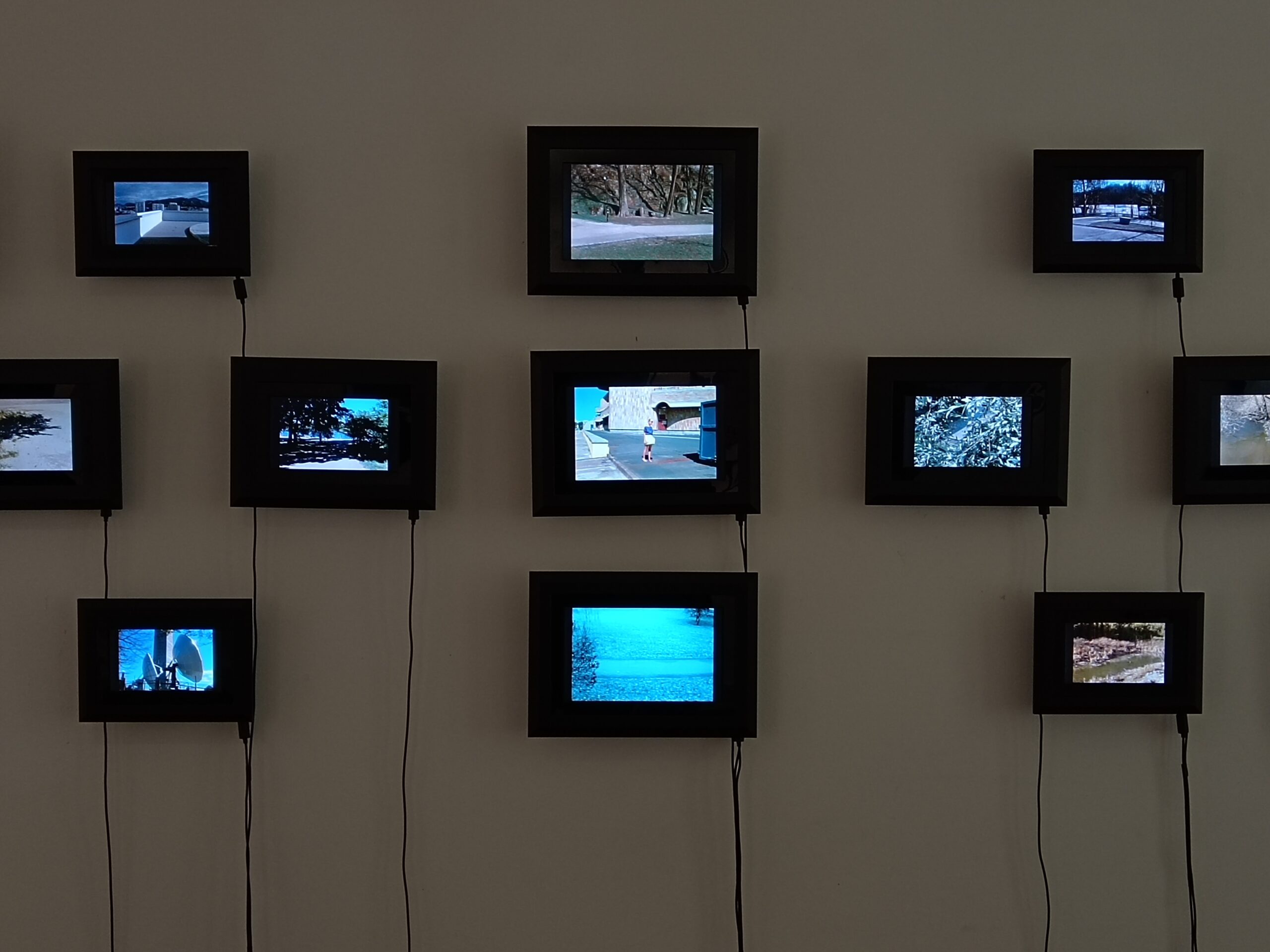 Инсталляция проекта not applicable / NA Анастасии Тайлаковой в музее Росфото